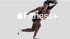 Apple Fitness+のロゴが重なるプロモ写真。Apple Watchを着けた女性アスリートがミッドストライドで走っている