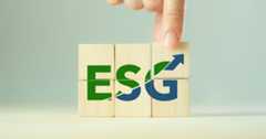 積み木で「ESG」を表現する様子