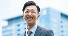 笑顔のビジネスパーソン