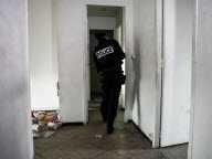 Un policier libère une femme séquestrée par son fils, il se fait attaquer au cutter