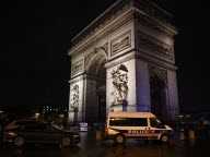 Arc de Triomphe : Macron félicite les gendarmes et parle d'« attaque terroriste », l'agresseur est décédé