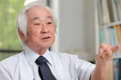 インタビューに答える京都産業大学益川塾塾頭の益川敏英さん=京都市北区で2015年8月3日、宮武祐希撮影