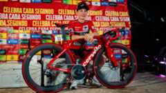 Jonas Vingegaard with his red Cervelo S5 at the finish of the 2025 Vuelta