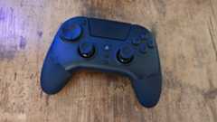A straight-on shot of the black Razer Raiju V3 Pro