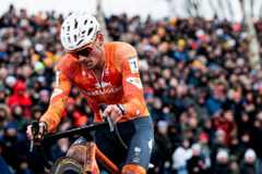 HULST, NETHERLANDS - FEBRUARY 01: Mathieu Van Der Poel of Netherlands competes during the 77th UCI Cyclo-Cross World Championships 2026 - Men's Elite / #UCIWT / on February 01, 2026 in Hulst, Netherlands. (Photo by Billy Ceusters /Getty Images)