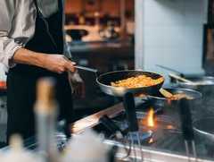 Welche Pfanne ist die richtige fürs Braten, Schmoren, Rösten? - Westend61 / IMAGO