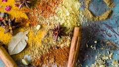 Let’s spice things up🌶️! Diese Gewürze brauchen Sie wirklich - Darren Muir / Stocksy United