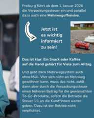 Dieser Alternativtext wurde KI-generiert: Schwarz-weißes Foto mit Text über die Einführung einer Verpackungssteuer und einer Mehrwegoffensive. Ein Getränkebecher und Verpackungen sind ebenfalls abgebildet.