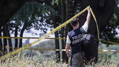 Violentata dal branco sotto gli occhi del fidanzato, il Dna non coincide con quello dei fermati: caccia ai complici