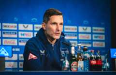 Stefan Leitl auf dem Podium bei der Pressekonferenz.