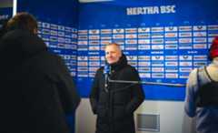 Dr. Peter Görlich vor einem Mikrofon.