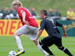 Halles Preuß gibt Frankfurts Köhler (re.) das Nachsehen.