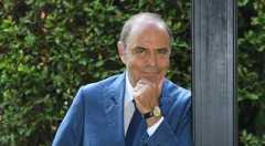 Bruno Vespa è nato a L’Aquila nel 1944. Ha iniziato a lavorare come giornalista a 16 anni, scriveva articoli sportivi per la sede aquilana del quotidiano Il Tempo