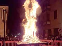 Candia Lomellina, il sindaco cancella il rogo del pupazzo: «Per rispetto dei ragazzi morti a Crans-Montana». In paese è polemica