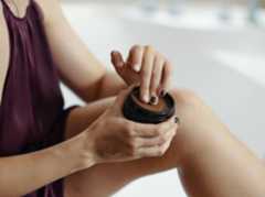 Tumori, cura della pelle prima, durante e dopo le terapie: cosa fare contro gli effetti collaterali