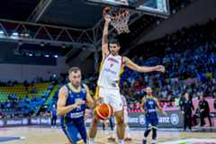 Aldama culmina un mate, ante Bosnia, en Limasol.