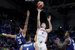 El jugagor de la selección, Xabi Lopez-Arostegui, peleando un balón frente a Chipre.