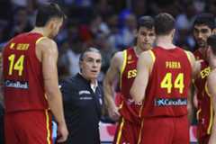 Scariolo, con sus jugadores, durante el partido contra Italia.