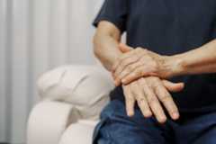 El temblor es uno de los principales síntomas del párkinson.