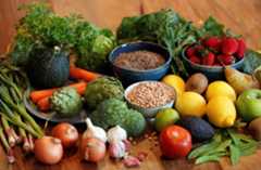 La base de la dieta mediterránea, con un gran consumo de fruta, verdura y legumbres y moderado de alimentos de origen animal.