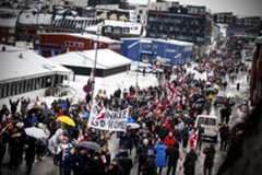 Miles de personas se manifiestan en Nuuk contra los planes de Trump de anexionarse Groenlandia, este sábado.