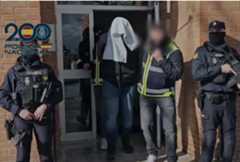 El detenido conducido por los agentes de la Policía Nacional