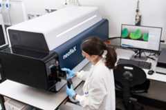 Una investigadora trabaja con uno de los equipos de la plataforma.