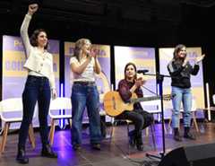 Las dirigentes de Podemos Irene Montero e Ione Belarra arropan a su candidata.