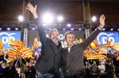 El candidato Jorge Azcón y el líder del PP, Núñez Feijóo, durante su último mitín de campaña en Zaragoza.