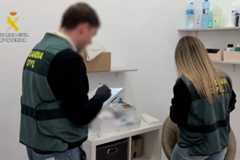 La Guardia Civil en una clínica ilegal.