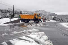 Una máquina quitanieves trabaja estos días a causa del temporal.