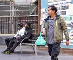 Ciudadanos extranjeros pasan la tarde junto al jardín vertical de barrio de Delicias (Zaragoza).