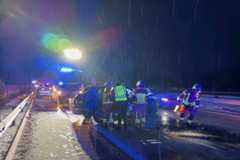 Los servicios de emergencias trabajan en el lugar del siniestro.