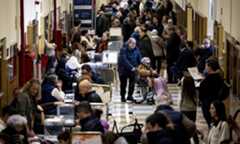 Votación en la Facultad de Empresariales de Zaragoza ayer, durante las elecciones autonómicas de Aragón.