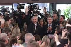 Jorge Azcón y Alberto Núñez Feijóo, este lunes, en la sede del PP en la calle Génova.
