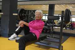 Una mujer entrena en un gimnasio de Beasain.