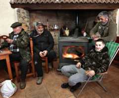 De izquierda a derecha, Andrés, Manuel y el joven Edu posando en Moscardón (Teruel).