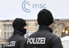 Policías alemanes vigilan la zona de Múnich donde se celebra estos días la Conferencia de Seguridad, este jueves.