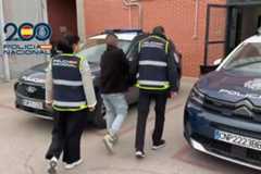 El detenido, custodiado por la Policía.