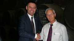 Llamas, en 2014, junto al entonces presidente del club, Josep Maria Bartomeu, en el acto central de las Bodas de Oro de su peña Llamas, en 2014, junto al entonces presidente del club, Josep Maria Bartomeu, en el acto central de las Bodas de Oro de su peña