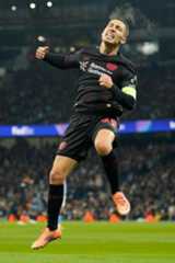 Alejandro Grimaldo, goleador en el Etihad