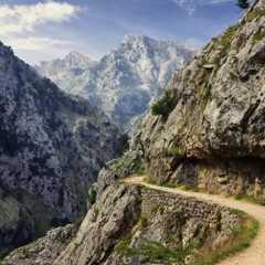 Desfiladeros de más de 2.000 metros y túneles excavados en la roca hace cien años: es la ruta de senderismo perfecta para hacer en diciembre
