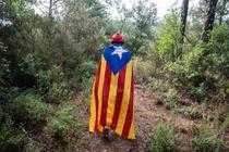 Le drapeau catalan porté par un manifestant pour l’indépendance, le 24 juillet 2025, à Barcelone.