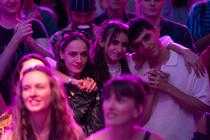 Isaline Prévost Radeff, Thaïs Alessandrin et Théo Augier dans « LOL 2.0 », de Liza Azuelos.