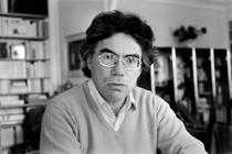 André Burguière, chez lui à Paris en 1979.