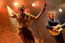 Arthur Teboul, lechanteur de Feu ! Chatterton, lors d’un concert à Nice en juillet 2025.