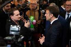 Le journaliste de Brut Rémy Buisine et Emmanuel Macron au Salon de l’Agriculture, à Paris, le 24 février 2024.