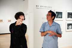 左から:鳥居みゆき、石田哲朗(東京都写真美術館学芸員)