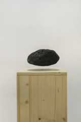 Nils Guadagnin, Hanging stone, 2014 Mousse polyuréthane, bois, électroaimant, 28 x 28 x 125 cm