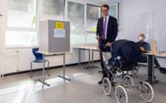 Kinderwagen von Hendrik Wüst sorgt für Spekulationen